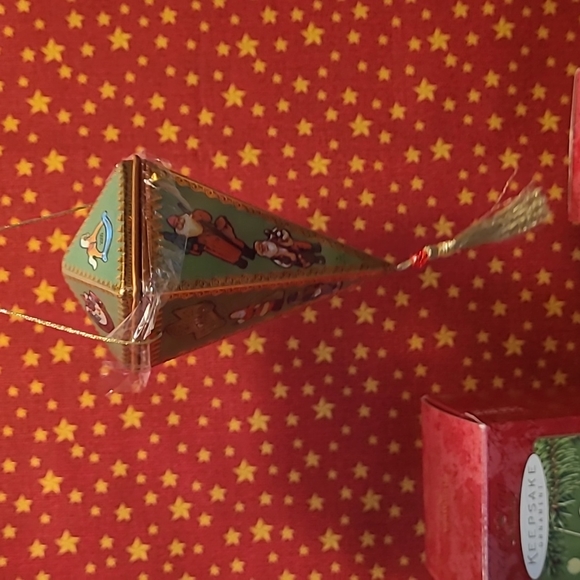 Hallmark Keepsake 2000 Memories of Christmas & Queen Mom Ornaments - Picture 2 of 7